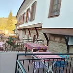 Gazde/Camere de închiriat Lotus Konaklari *